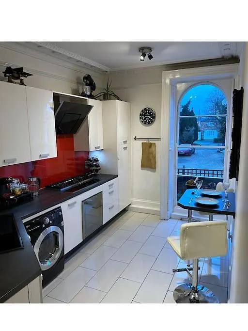 Beautiful & Vast Central Apartment Free Parking كيلتنهام
