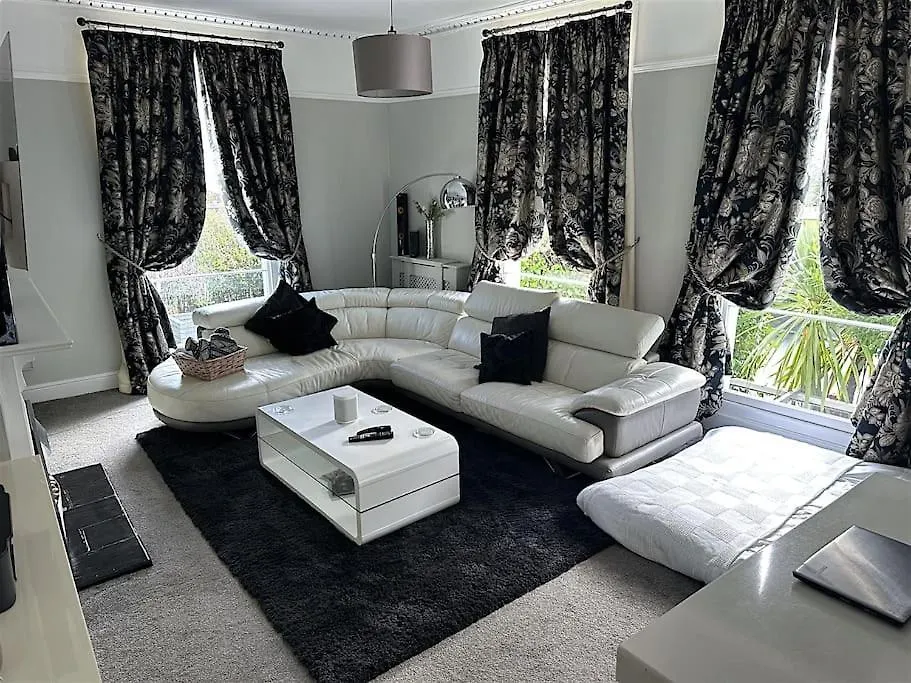 Beautiful & Vast Central Apartment Free Parking كيلتنهام