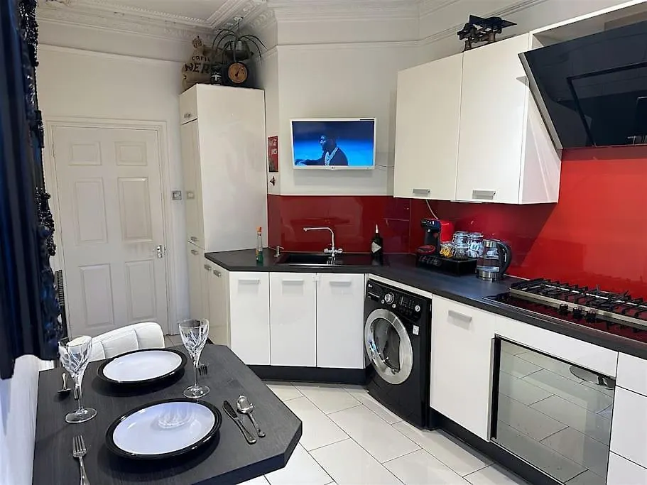 Beautiful & Vast Central Apartment Free Parking كيلتنهام