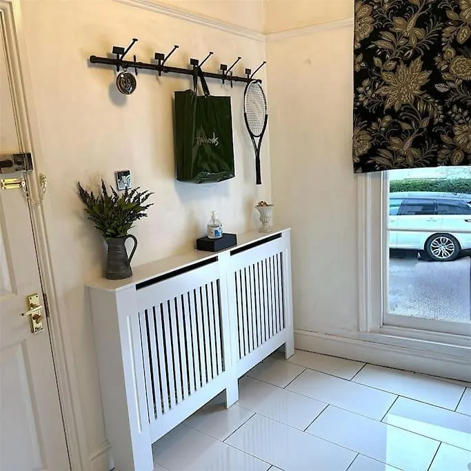 Beautiful & Vast Central Apartment Free Parking Cheltenham