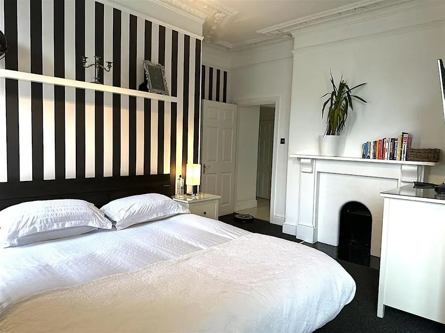 Beautiful & Vast Central Apartment Free Parking Cheltenham